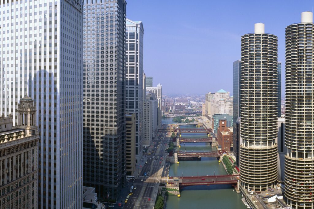 Marina City’s iconic twin towers, often nicknamed the “corncob buildings,” rise along the riverfront, a standout of Chicago’s mid-century modern skyline.
