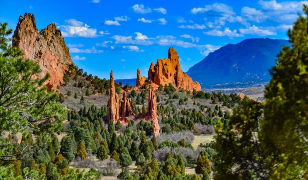 Image of the Garden of the Gods, a natural park with mountains, trees and greenery.