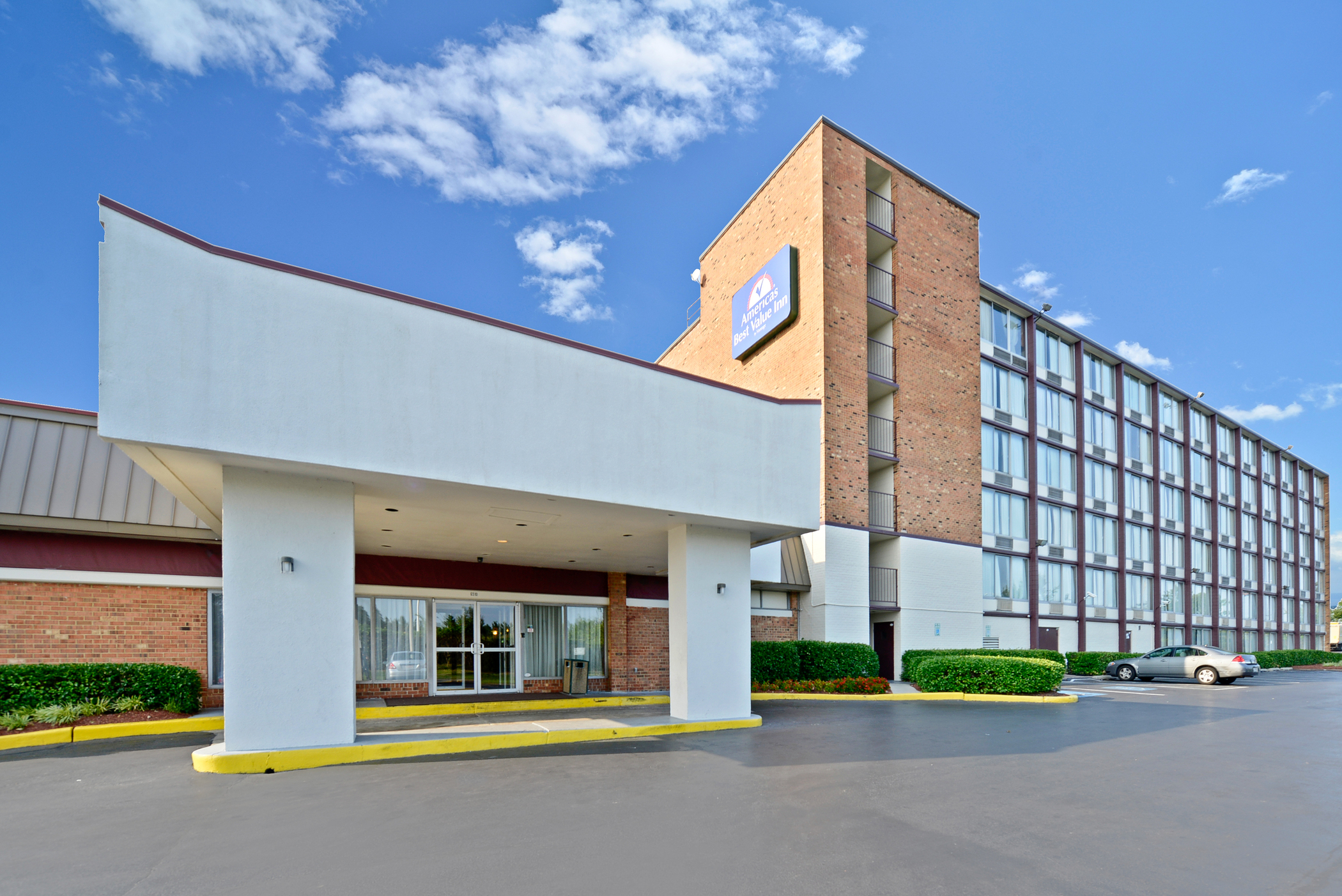 Exterior view of the Comfort Inn in Columbus, Ohio, showcasing the building's entrance and surrounding landscaping.